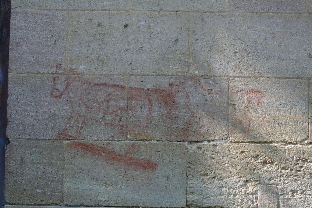 Bâtiment de gauche : graffiti.