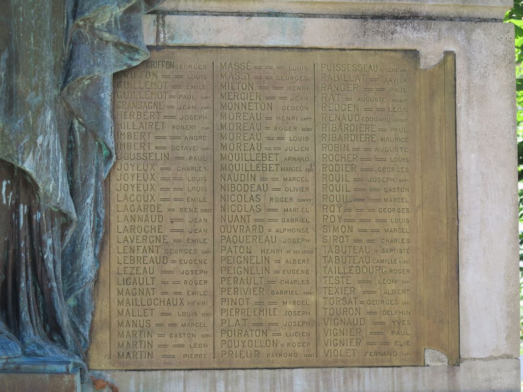 Plaque en bronze avec la liste des défunts de G à V, à droite de l'allégorie.