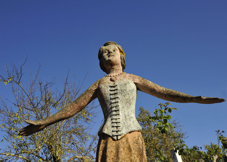 Danseuse vue en contre-plongée.