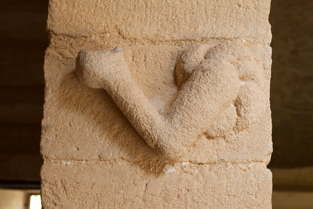 Détail du mur-noyau de l'escalier rampes sur rampes dans-oeuvre : bras sculpté.