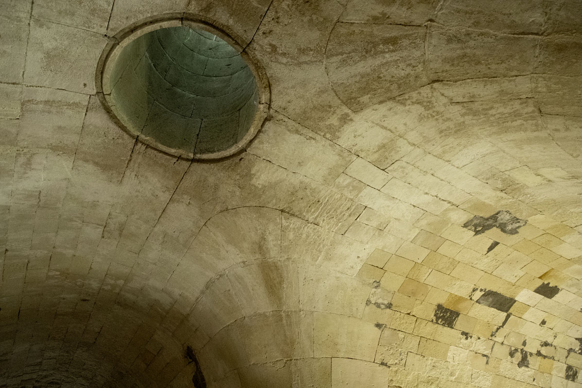 Détail de la mise en oeuvre de pierre de taille à joints vifs : raccordement entre deux berceaux formant arc-de-cloître.