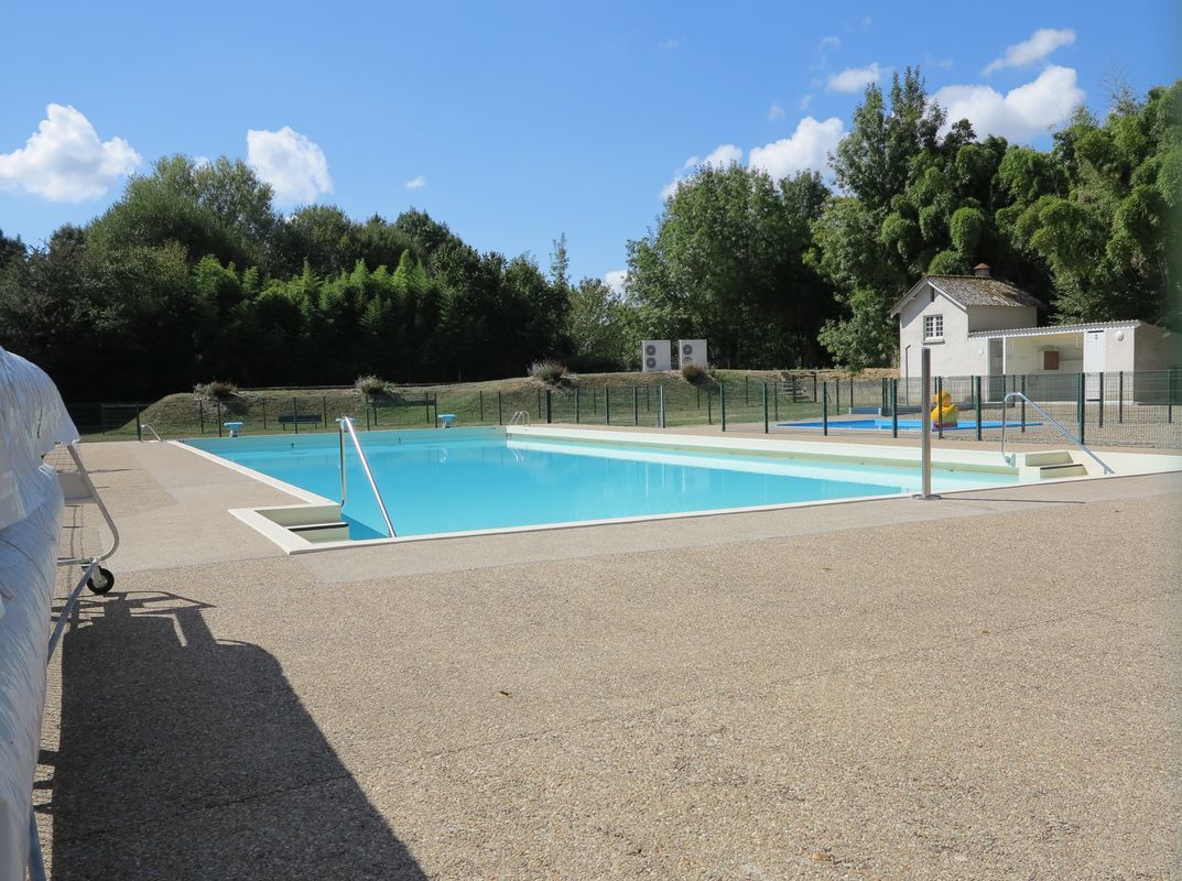 Vue de la piscine depuis le parc.