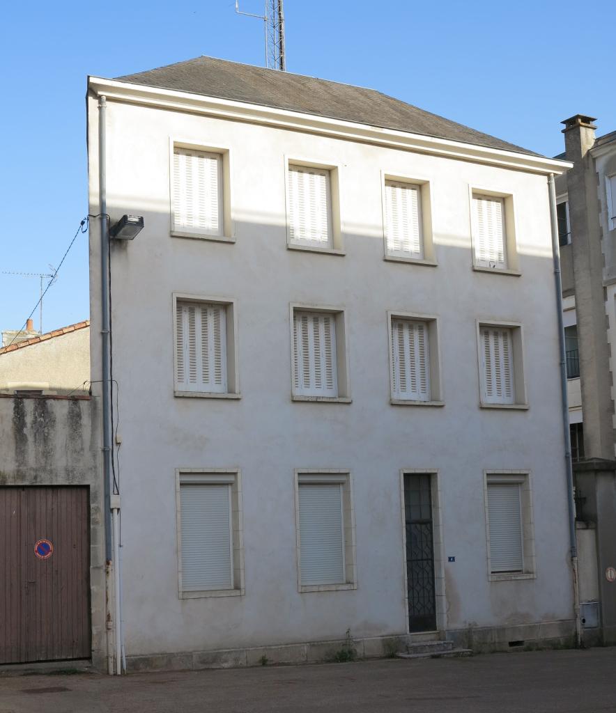 Bâtiment à l'angle de l'impasse des Ecossais adossé au mur de clôture de la Grand'Maison, destiné au service vicinal puis au service des HLM, état en 2022.