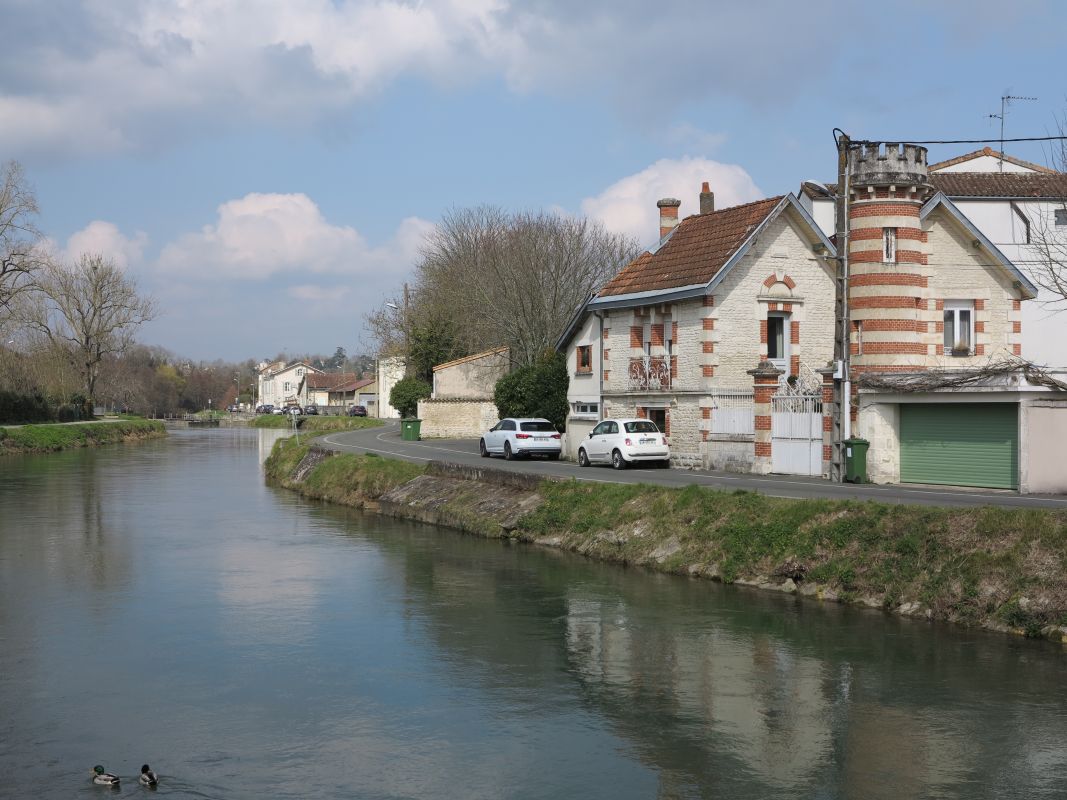 Pavillon de pêche devenu villa de type castel au début du 20e siècle, 54 quai Maurice-Métayer.