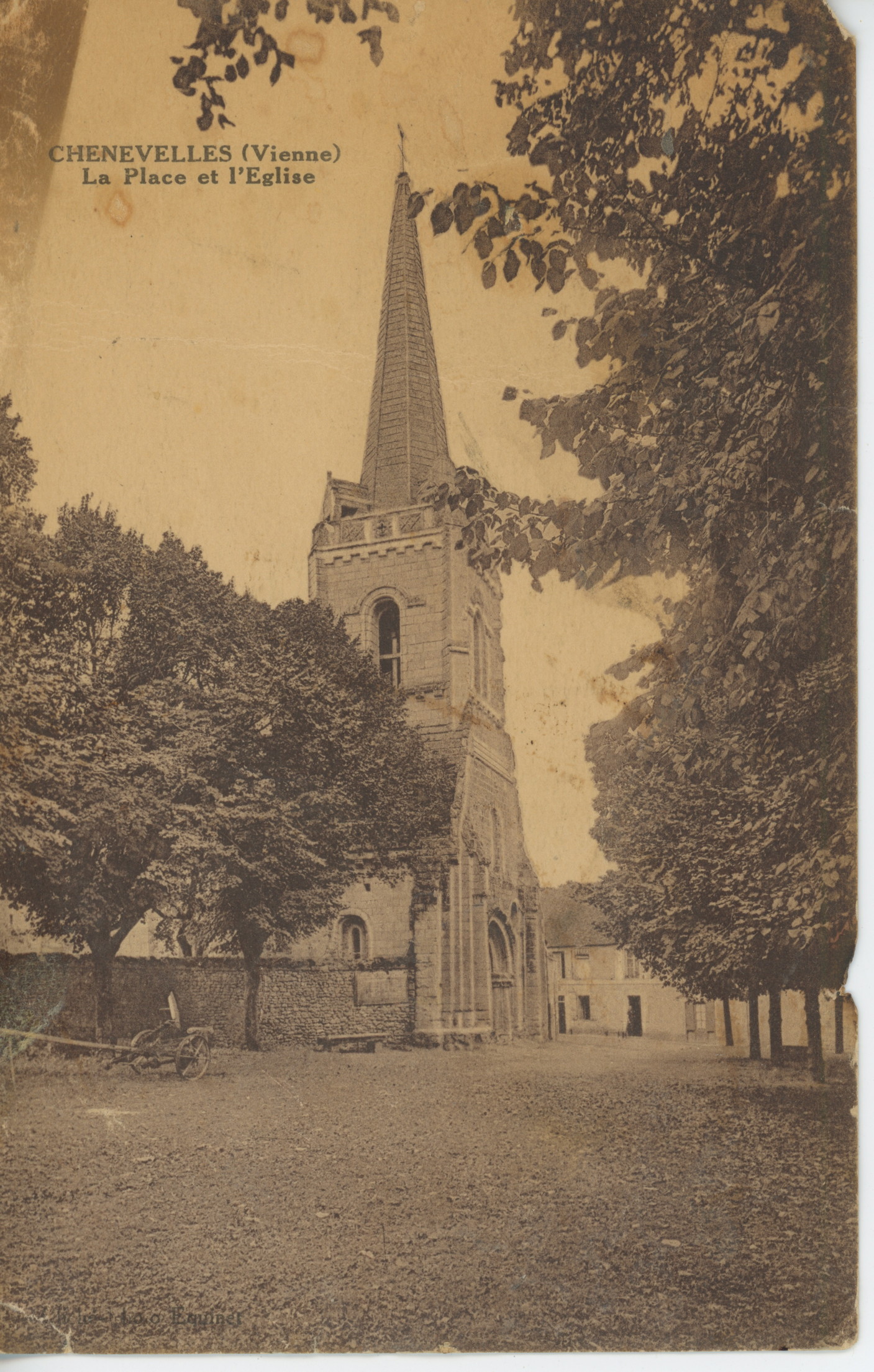 Carte postale : le clocher de l'église et le mur du jardin du presbytère, à la fin du 19e ou au début du 20e siècle.