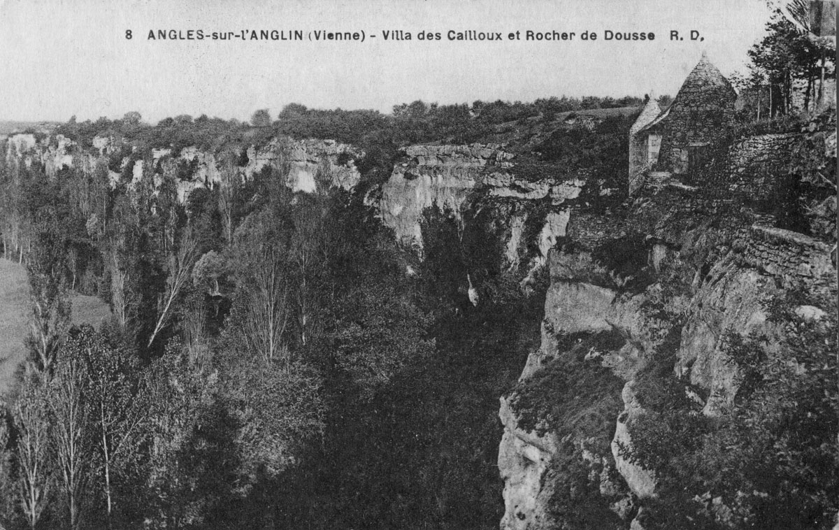 Carte postale montrant la Villa des Cailloux au lieu-dit de Douce, loge au premier plan à droite. Collection particulière.