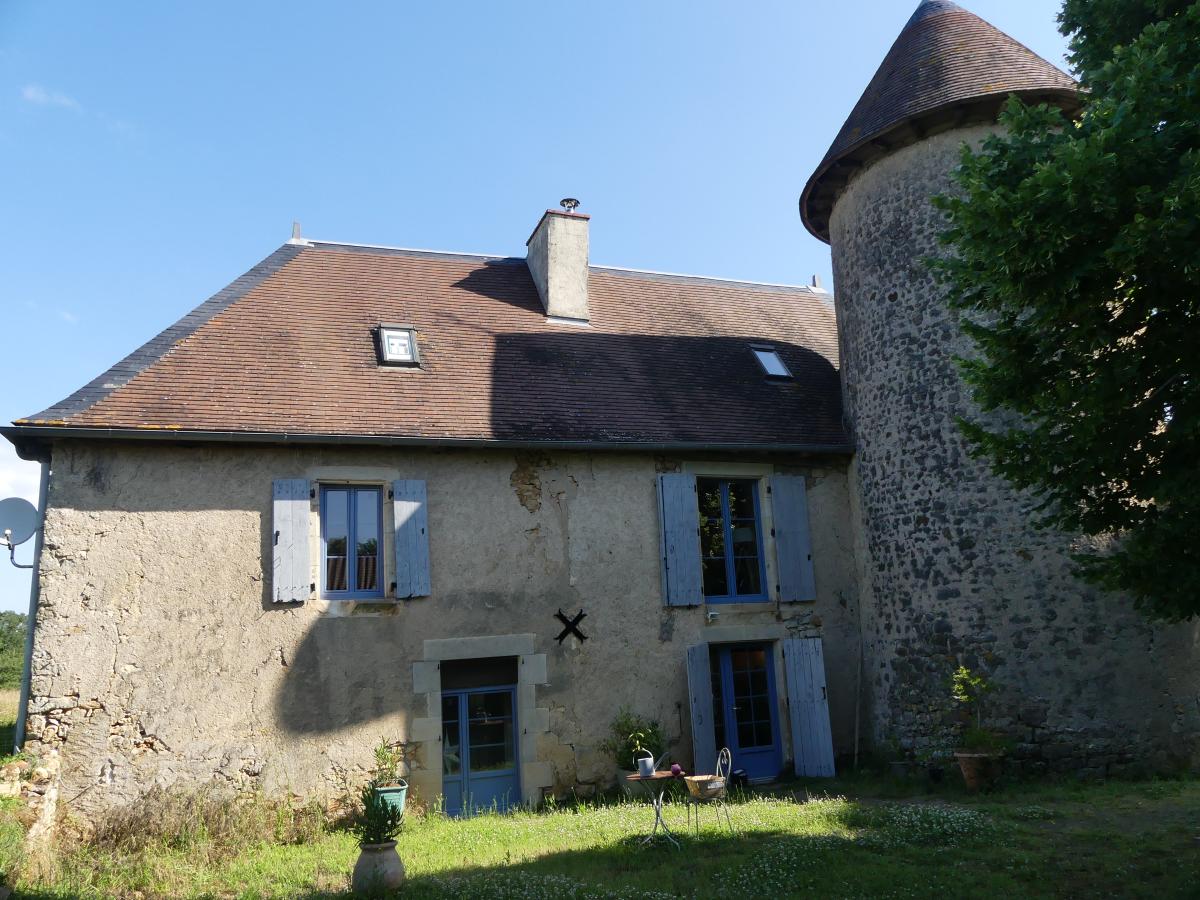 Vue de la façade sud du manoir.