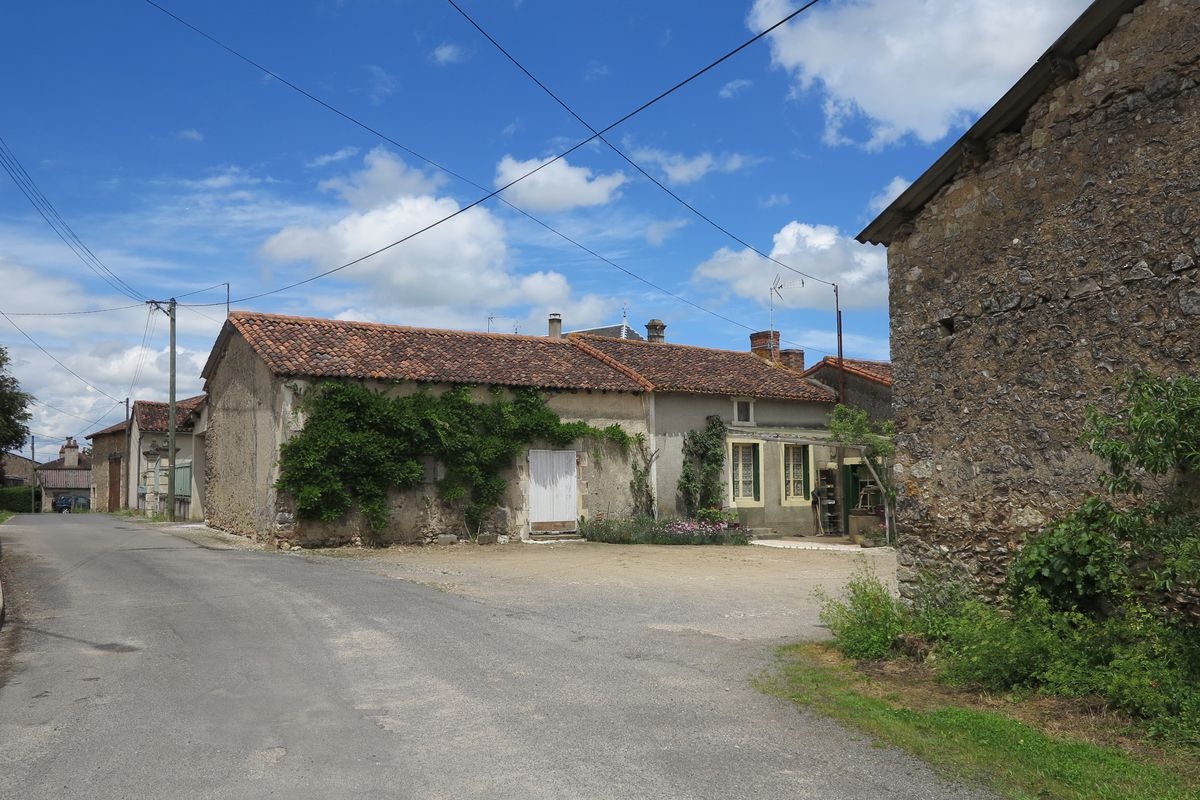 Ferme à bâtiments jointifs, à l'Ébeaupin.