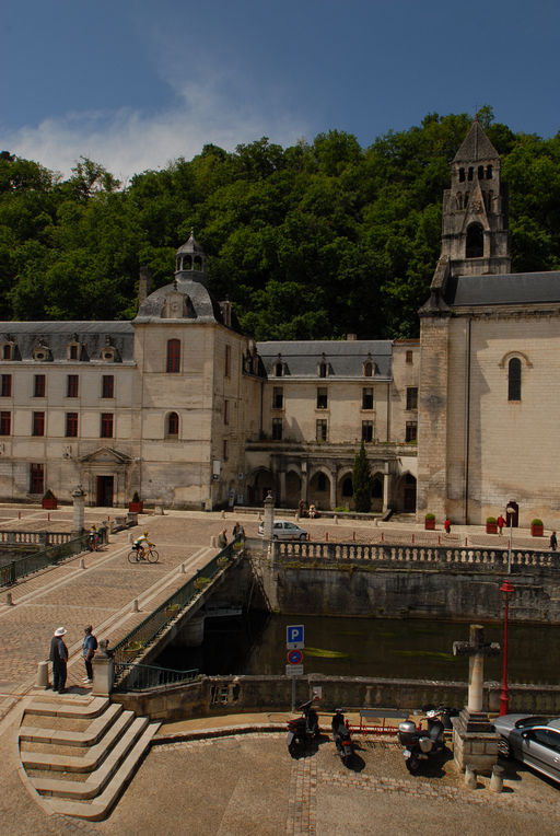 Le cloître vu depuis le bourg.