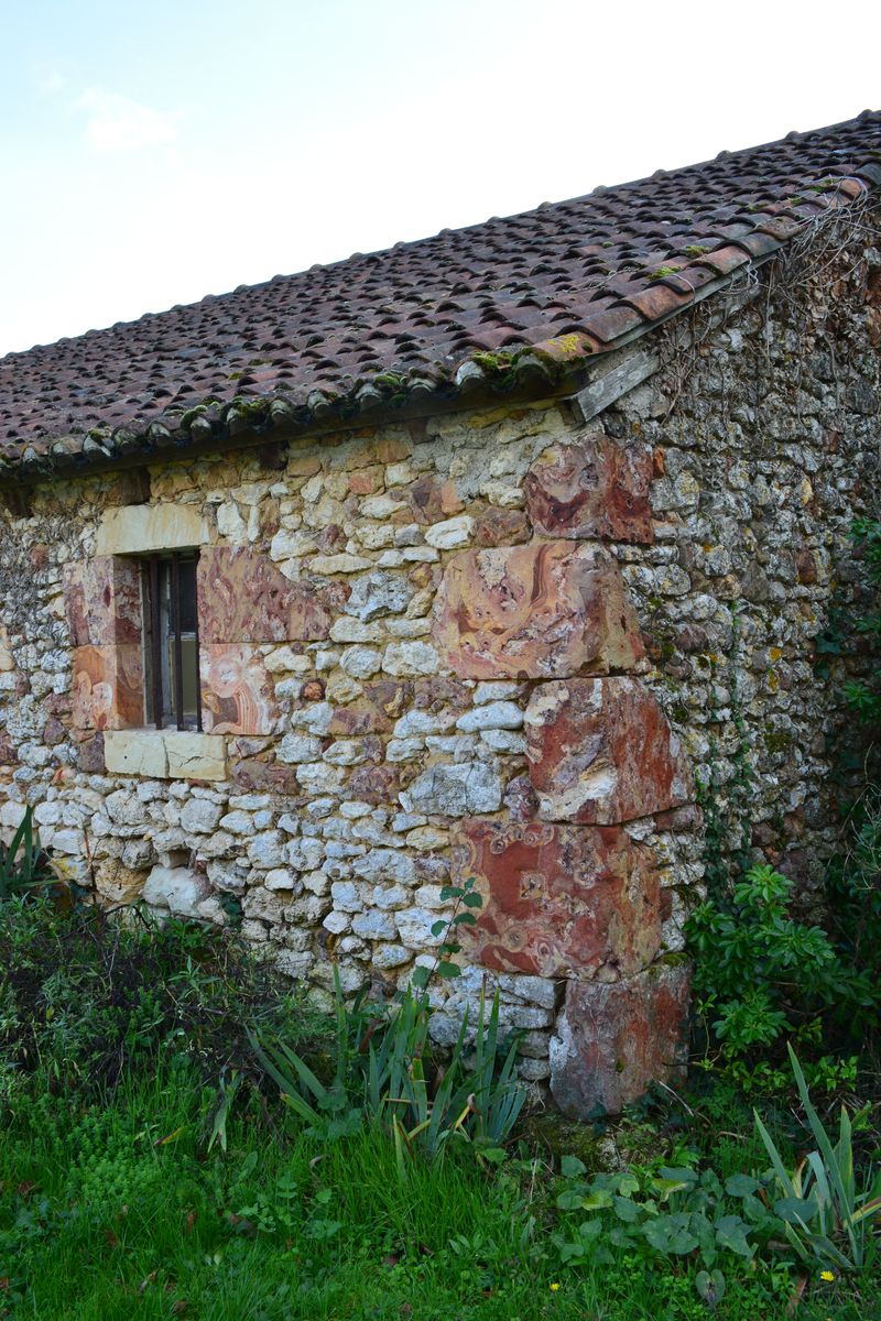 Pierres calcaire rouges à la Gabillère.