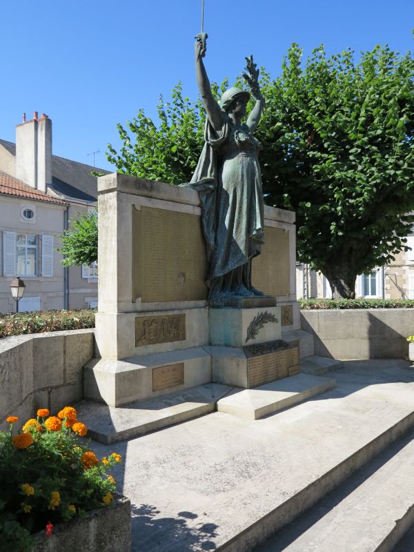 Le monument aux morts vu de trois quarts.