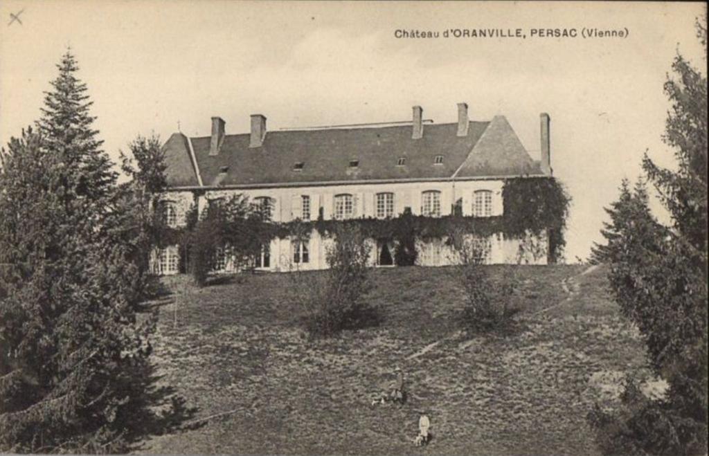 Façade sud-ouest du château d'Oranville. Le corps de bâtiment au nord-est semble en construction.