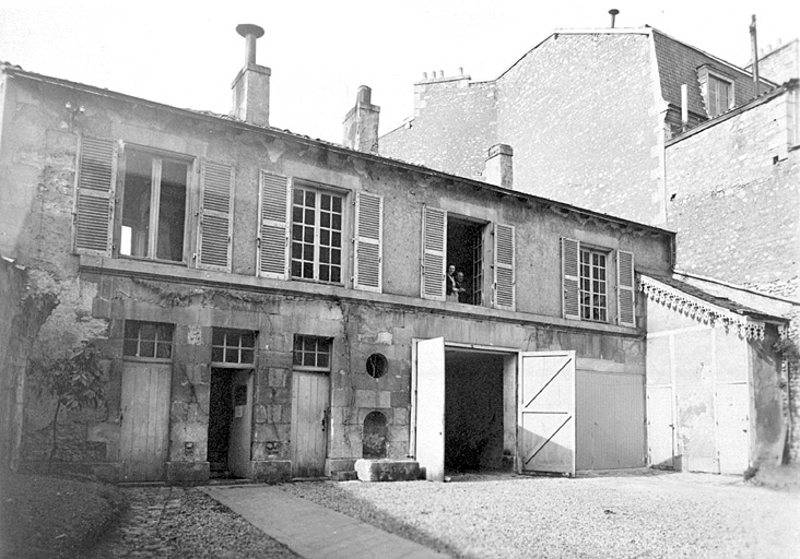 Annexe de la préfecture, façade sud (impasse des Ecossais), vers 1950.