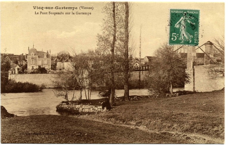 Le pont suspendu de 1881 et, au premier plan, l'accès au gué du bourg de Vicq. Carte postale