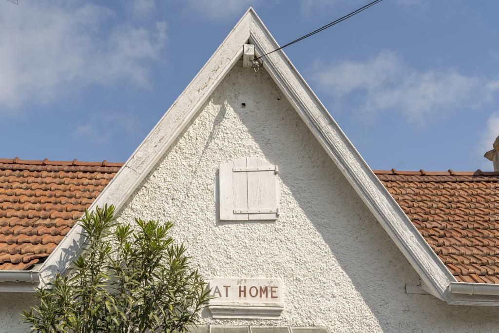 Vue sur le fronton de la maison.