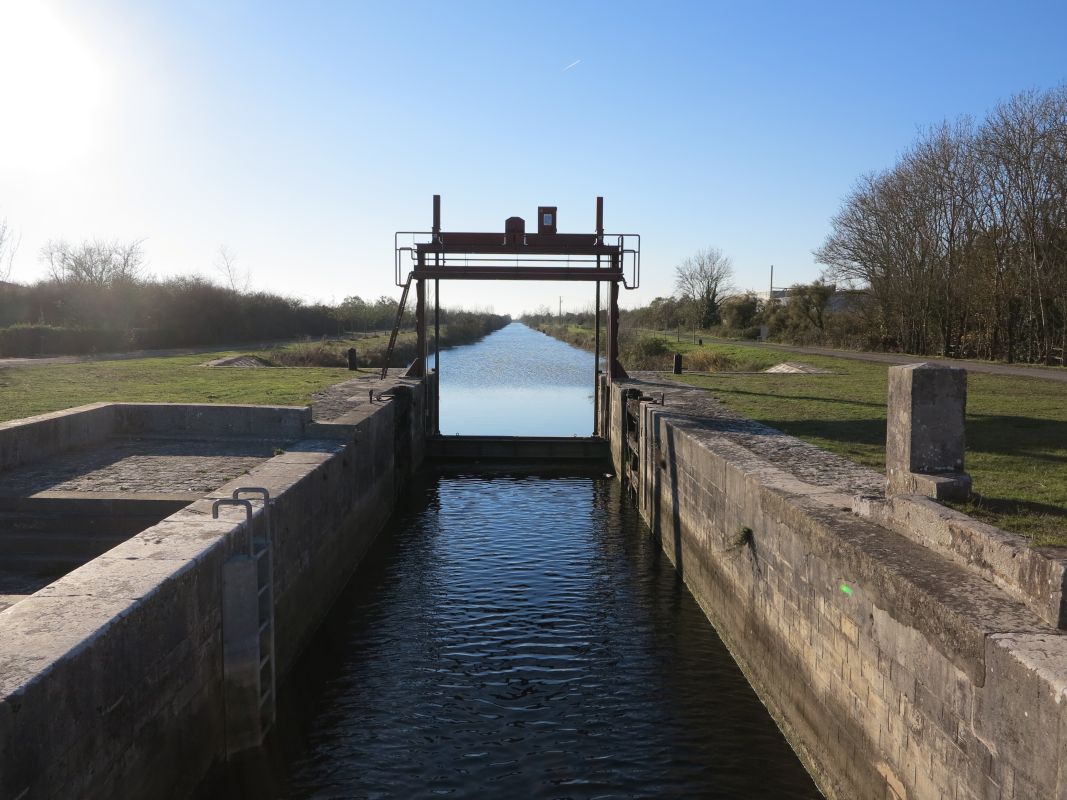 Le sas de l'écluse, la vanne métallique et le canal, vus depuis l'est en amont.