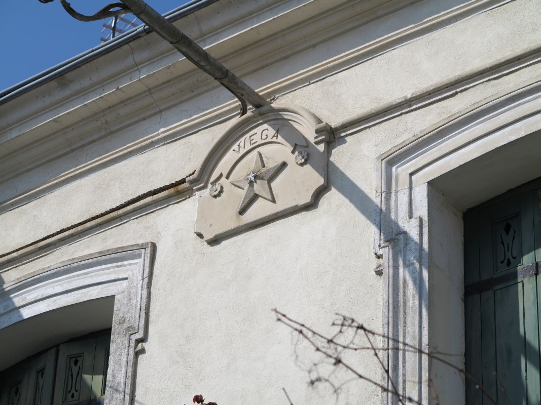 Le cartouche en haut de la façade.