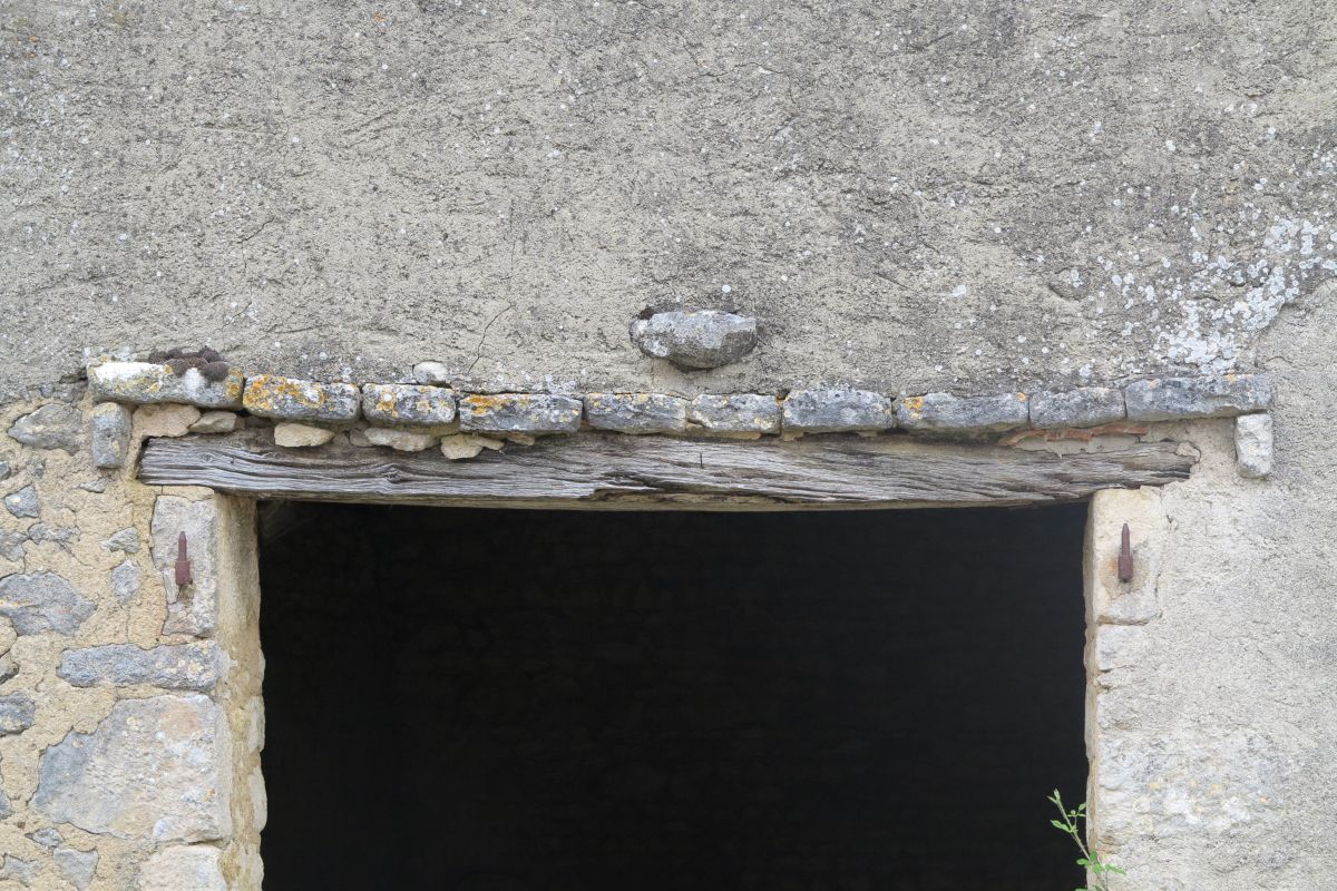 Détail du linteau de la porte charretière d'une grange à Rillé.