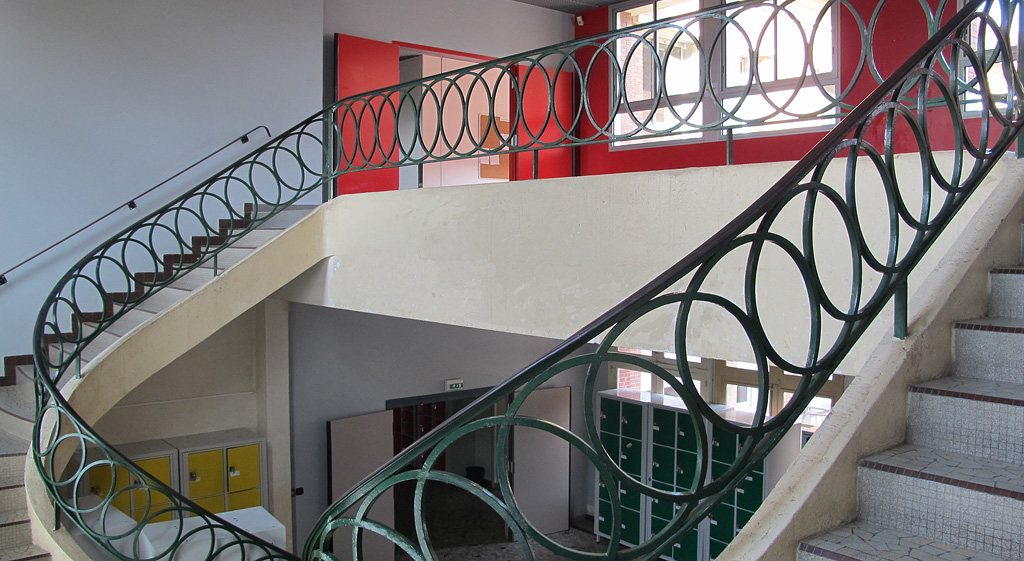 Bâtiment de l'administration et enseignement général. Cage du grand escalier.