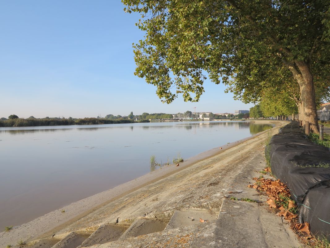 Le quai vu depuis le musoir du canal de Chartres, à marée haute.