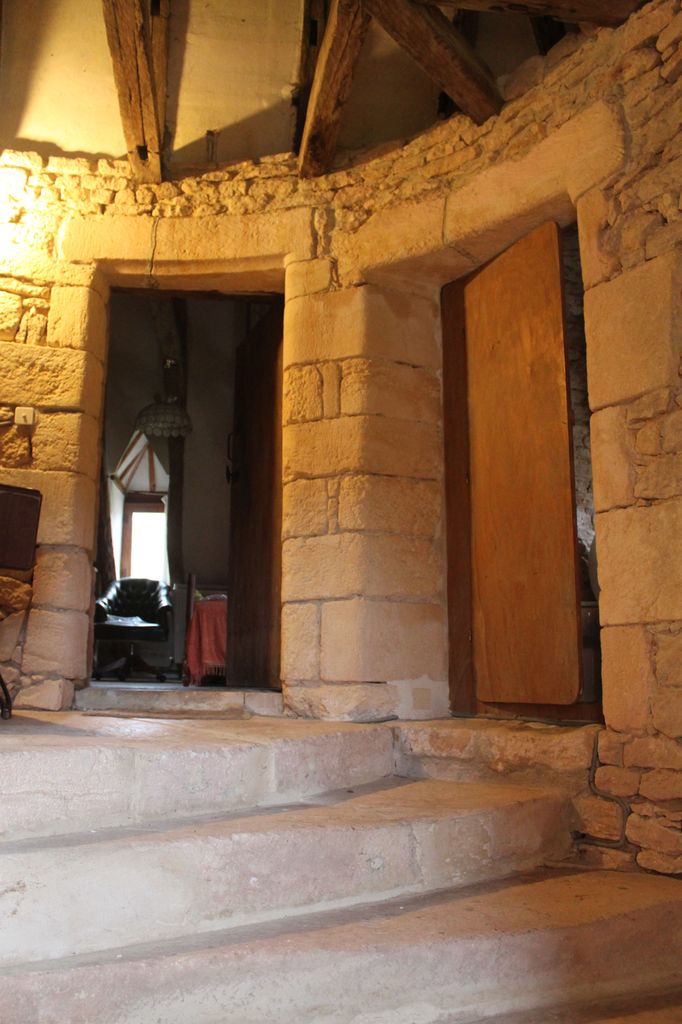 Portes d'accès à une ancienne latrine (à droite) et au deuxième étage sous combles (à gauche).