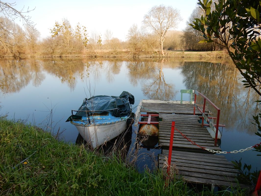 Bateau amarré à un petit ponton, dans la partie nord de l'ancien port.