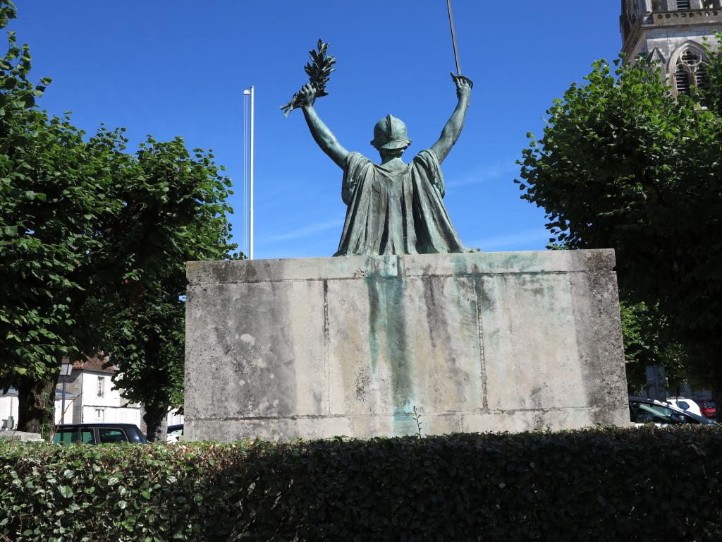 Le monument aux morts vu de dos.