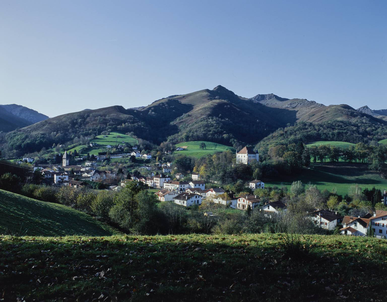 Vue d'ensemble du village, prise depuis le sud-est.