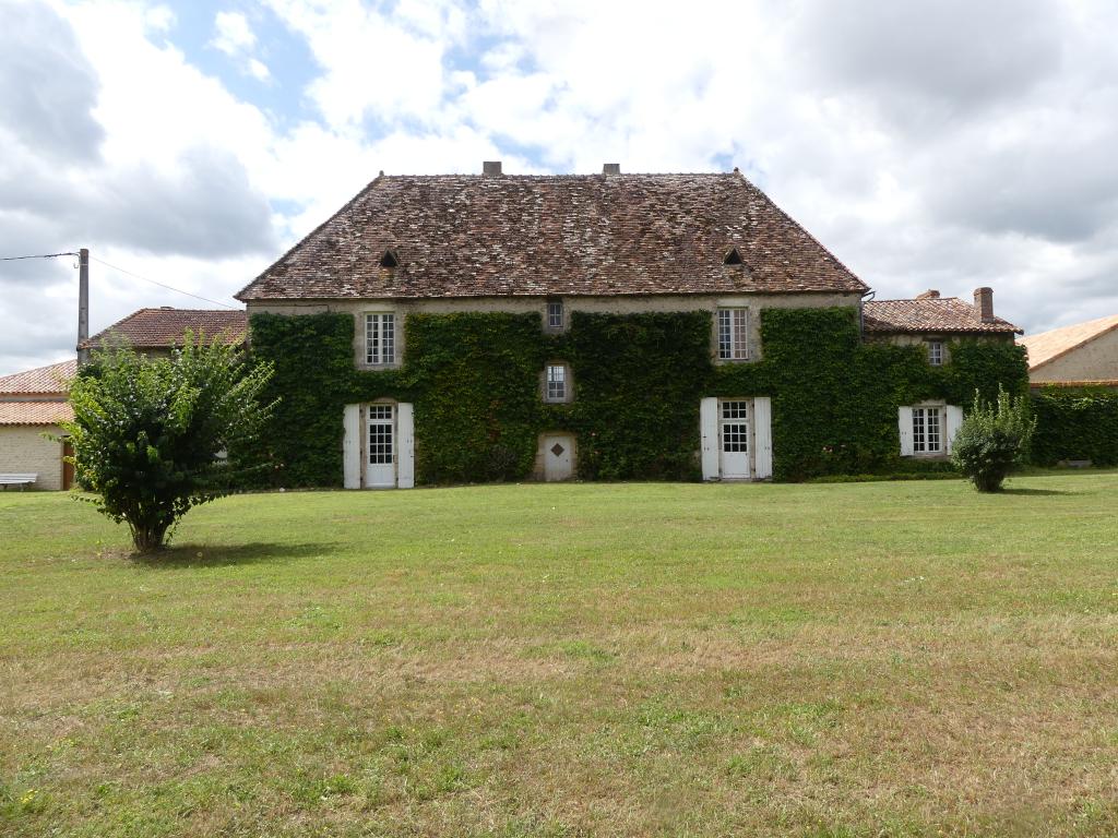 Façade est du manoir.