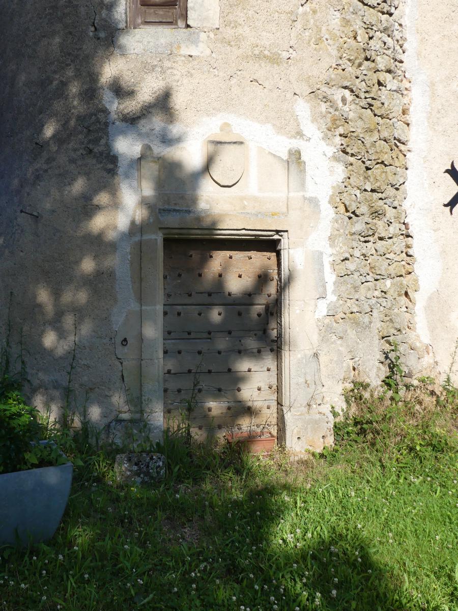 Détail de la porte donnant accès à la tour d'escalier.