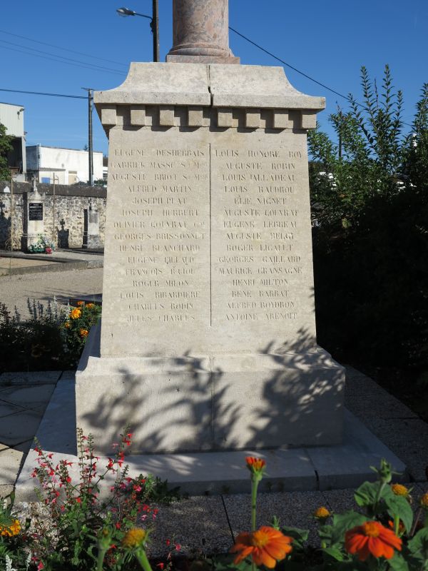 Le monument aux morts du cimetière Notre-Dame à Montmorillon, détail : la liste des noms des morts sur la face latérale droite du socle.