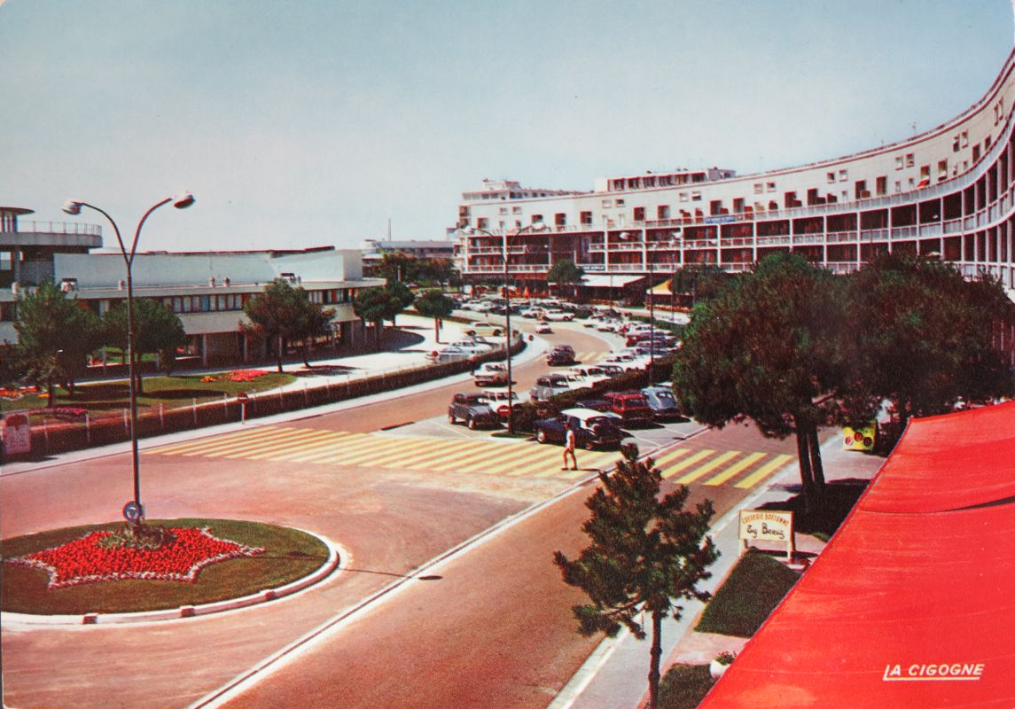 Le casino, à gauche, face aux immeubles du Front de Mer, vers 1975.