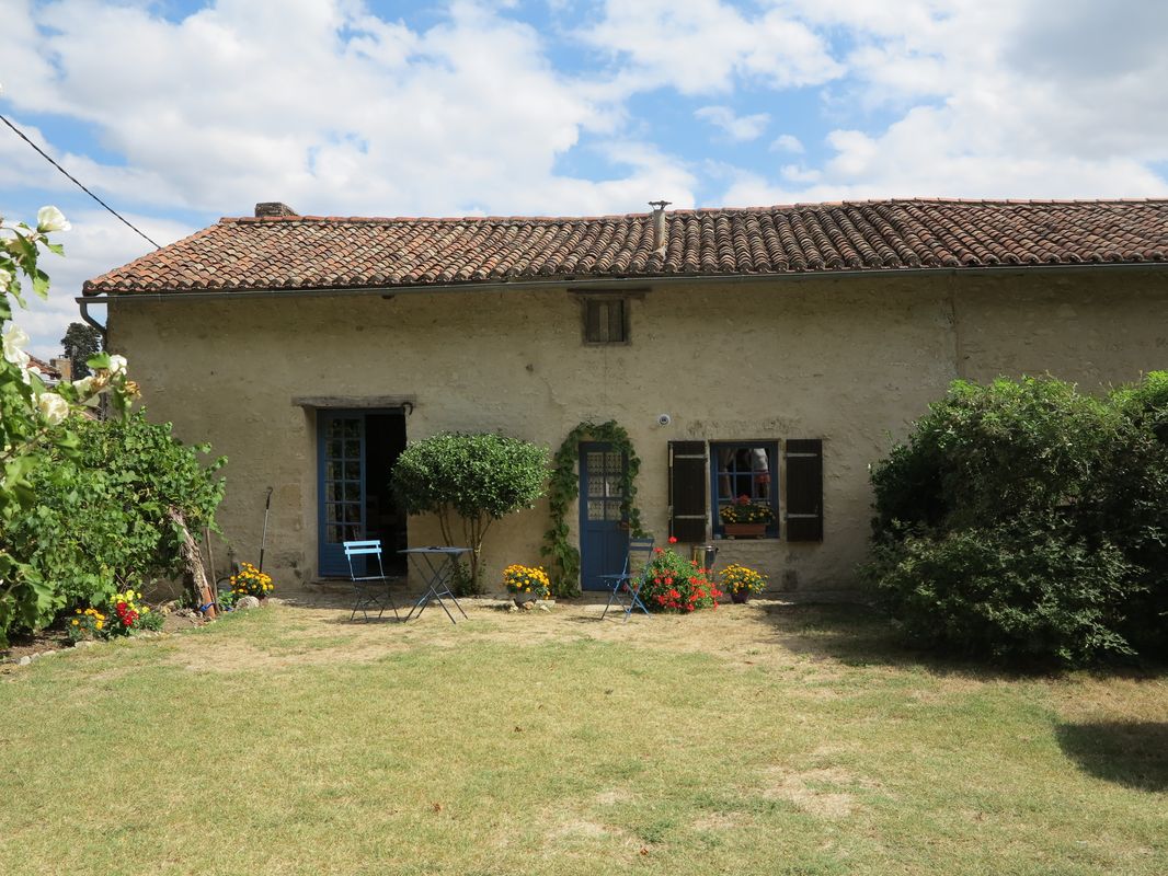 Vue de la façade ouest de l'ancienne cure.