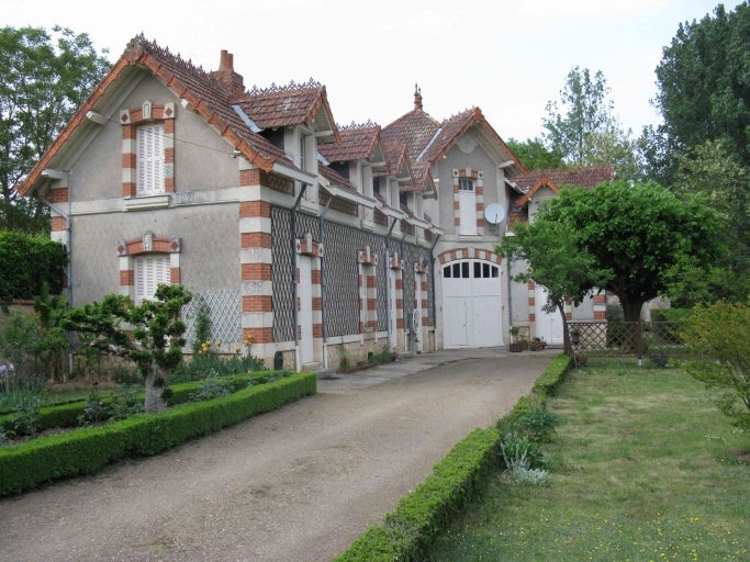 Les dépendances construites par les époux Guyard quelques années après la villa, de l'autre côté de la route.