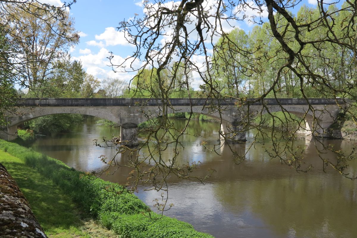 Le pont sur la Gartempe relie Jouhet et Pindray (vue depuis l'aval, rive droite).