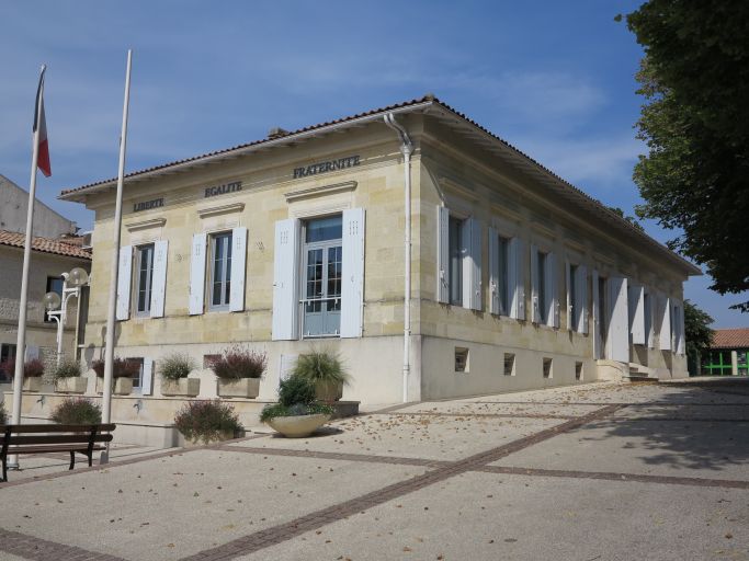 L'ancienne maison, actuelle mairie, vue depuis le sud.