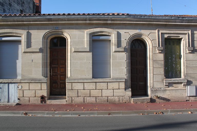 Détail de la façade des maisons jumelles en rez-de-chaussée.