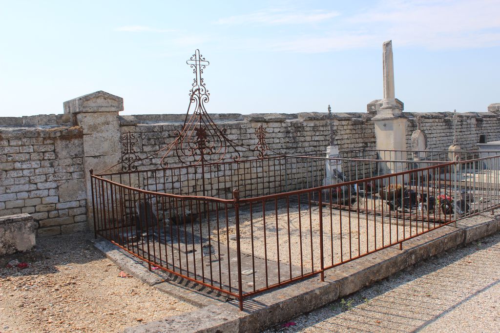 Tombes avec grille métallique datée 1888, famille TIFON ( ?).