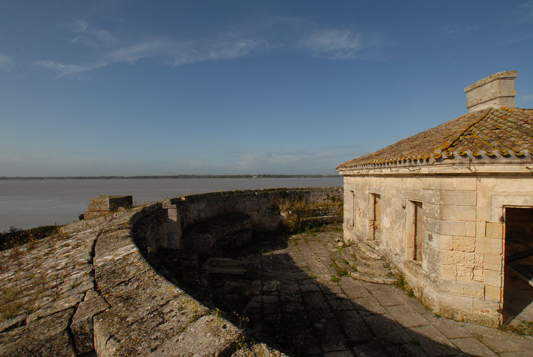 Corps de logis sur la plateforme, vue de élévation sud depuis la courtine.