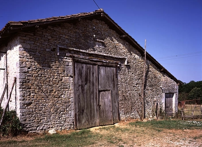 Au nord du département de la Charente, Chez-Boye à Vieux-Ruffec, à 75 km au sud-ouest de Jouhet, une grange porte la date 1773 inscrite au-dessus de la porte charretière. Le larmier en pierre est ici séparé du linteau en bois par un lit de moellons ; une pierre plate formant un autre petit larmier protège la pierre portant la date inscrite.