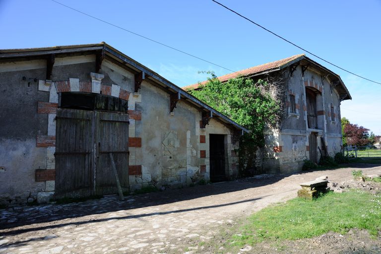 Bâtiments viticoles donnant sur la cour.