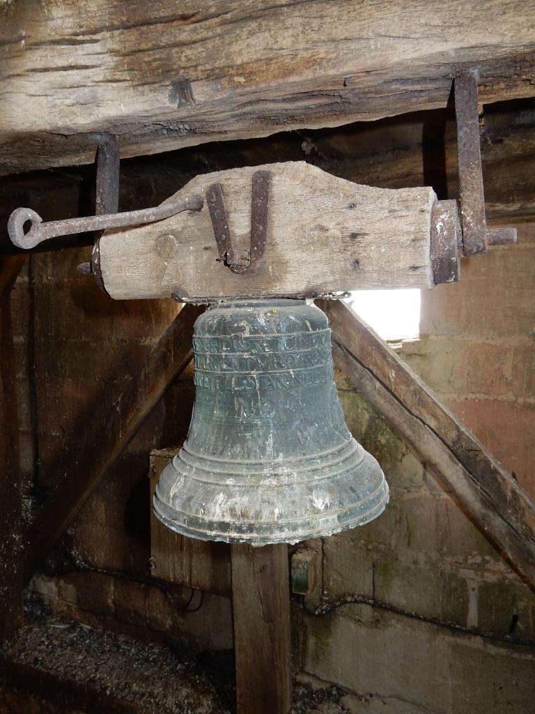 Cloche de 1693 dans l'église de Chenevelles.