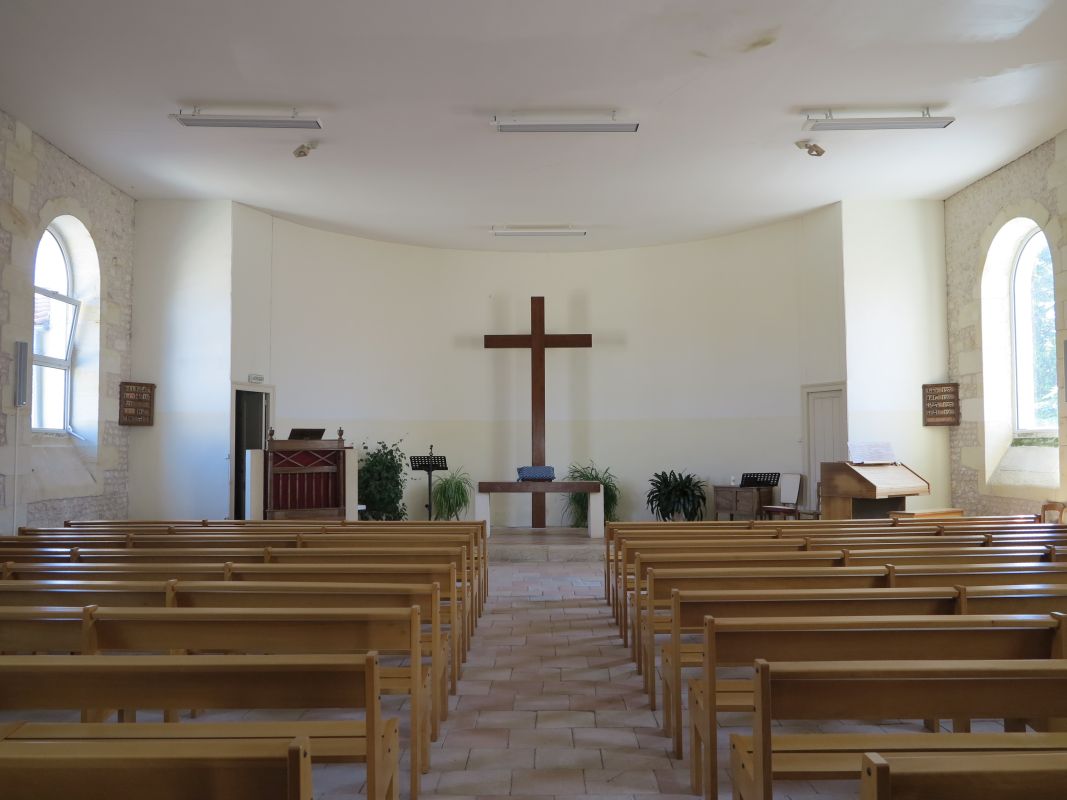 Vue intérieure du temple en direction du choeur.