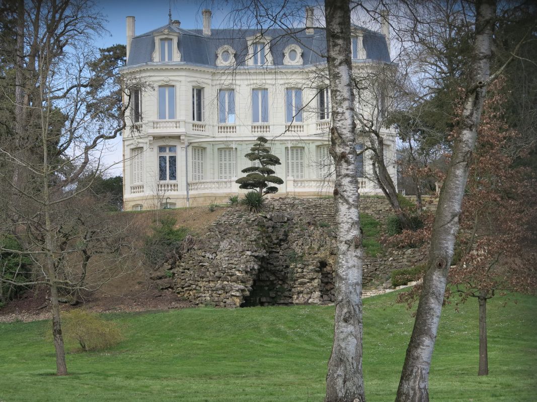 Le château de Tellouze vu depuis le sud, côté fleuve.