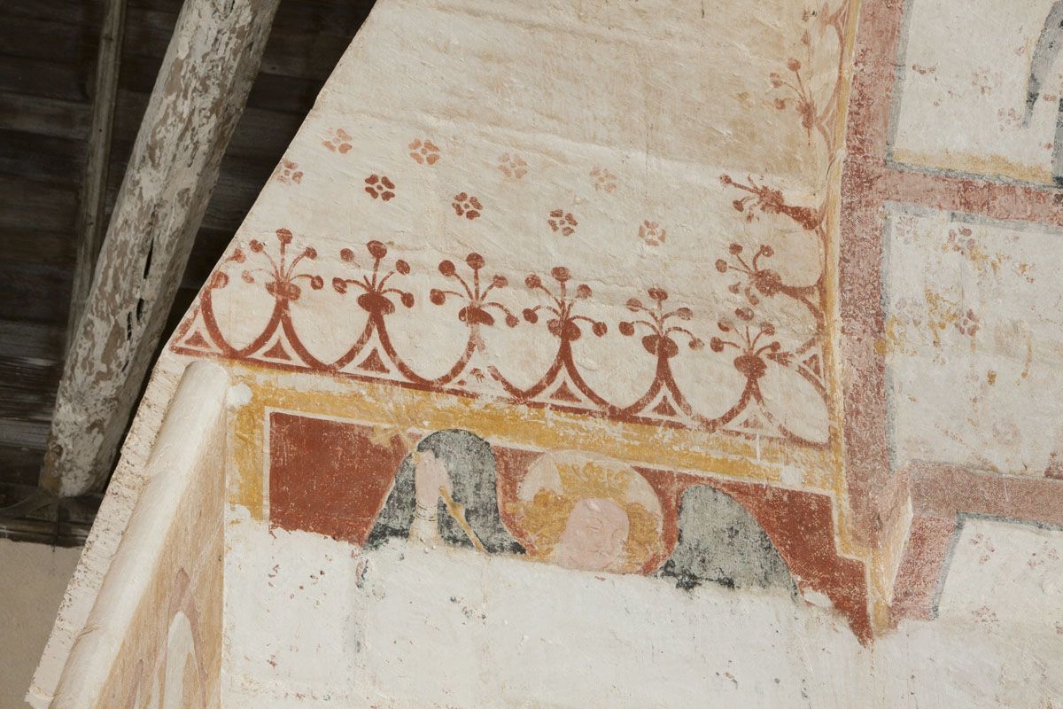 Mur de refend séparant la nef du choeur, contrefort nord, face sud : ange couronné.