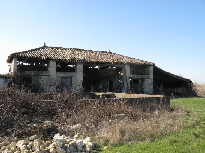 L'écurie-grange à foin vue depuis l'est.