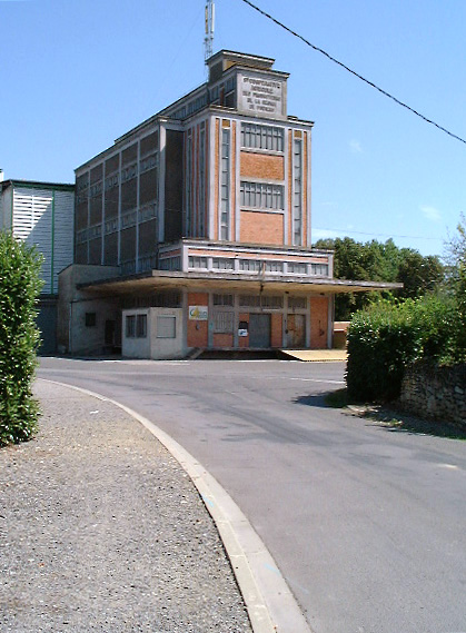 Vue générale de la coopérative édifiée par l'entreprise de construction Rabot-Dutilleul (fondée à Lille en 1920).