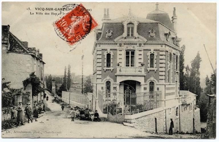 Carte postale datant de 1908 ou 1909, élévation ouest (caniveau en cours de travaux).