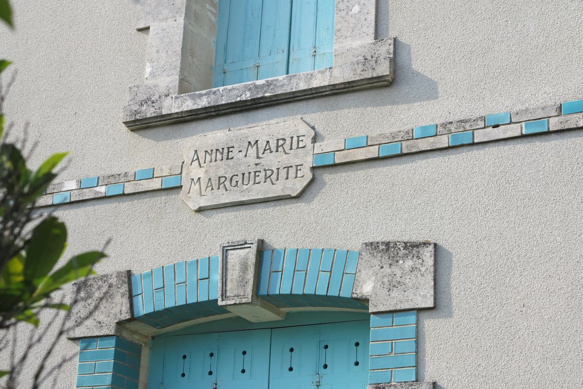 Le cartouche portant l'appellation de la maison.