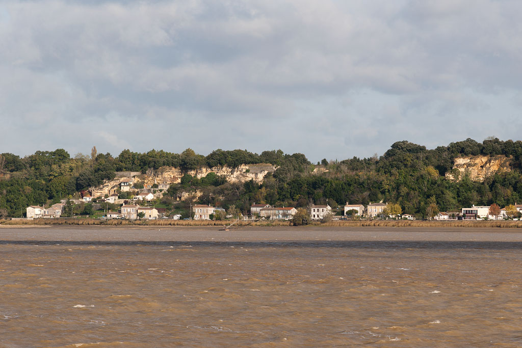 Vue de la corniche de Gauriac (Marmisson), depuis l'île du Nord.